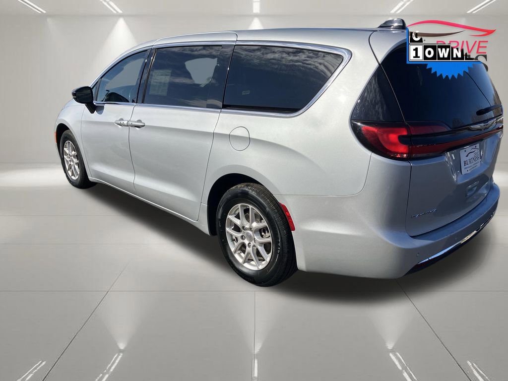 Used 2024 Chrysler Pacifica Touring-L FWD image 7