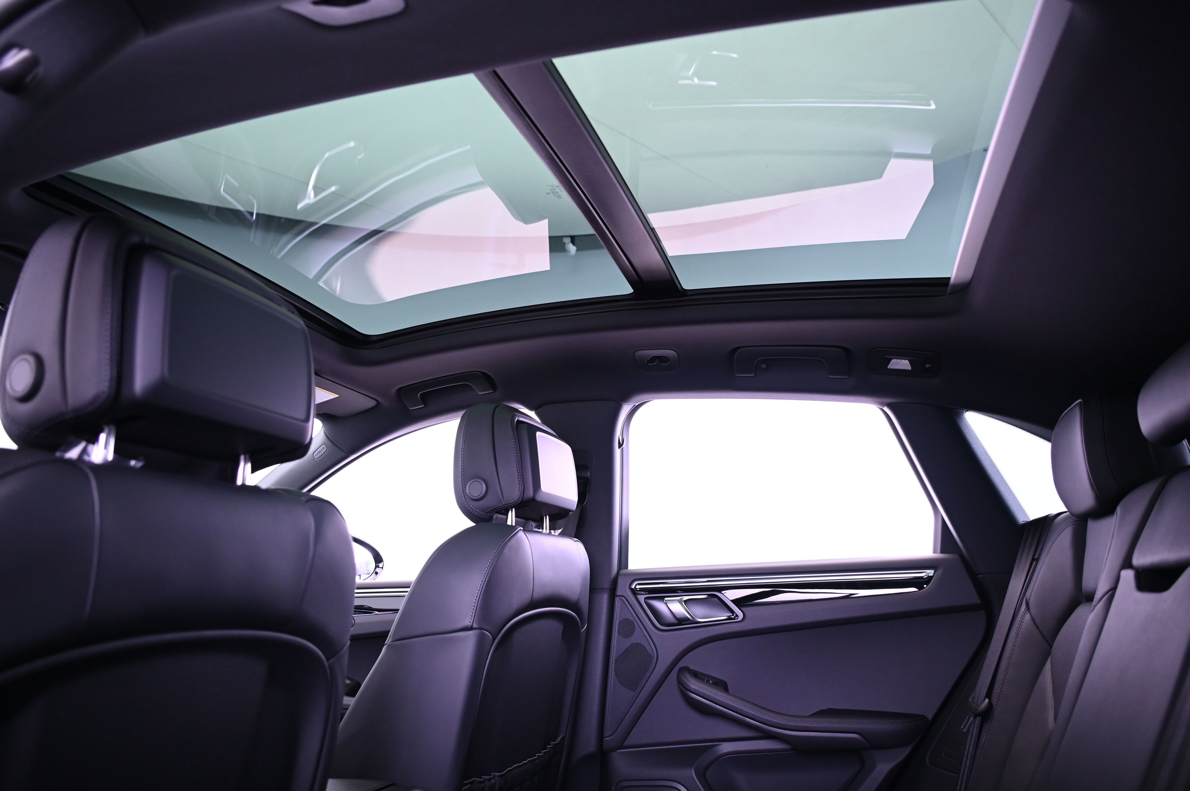 Certified 2025 Porsche Macan image 33