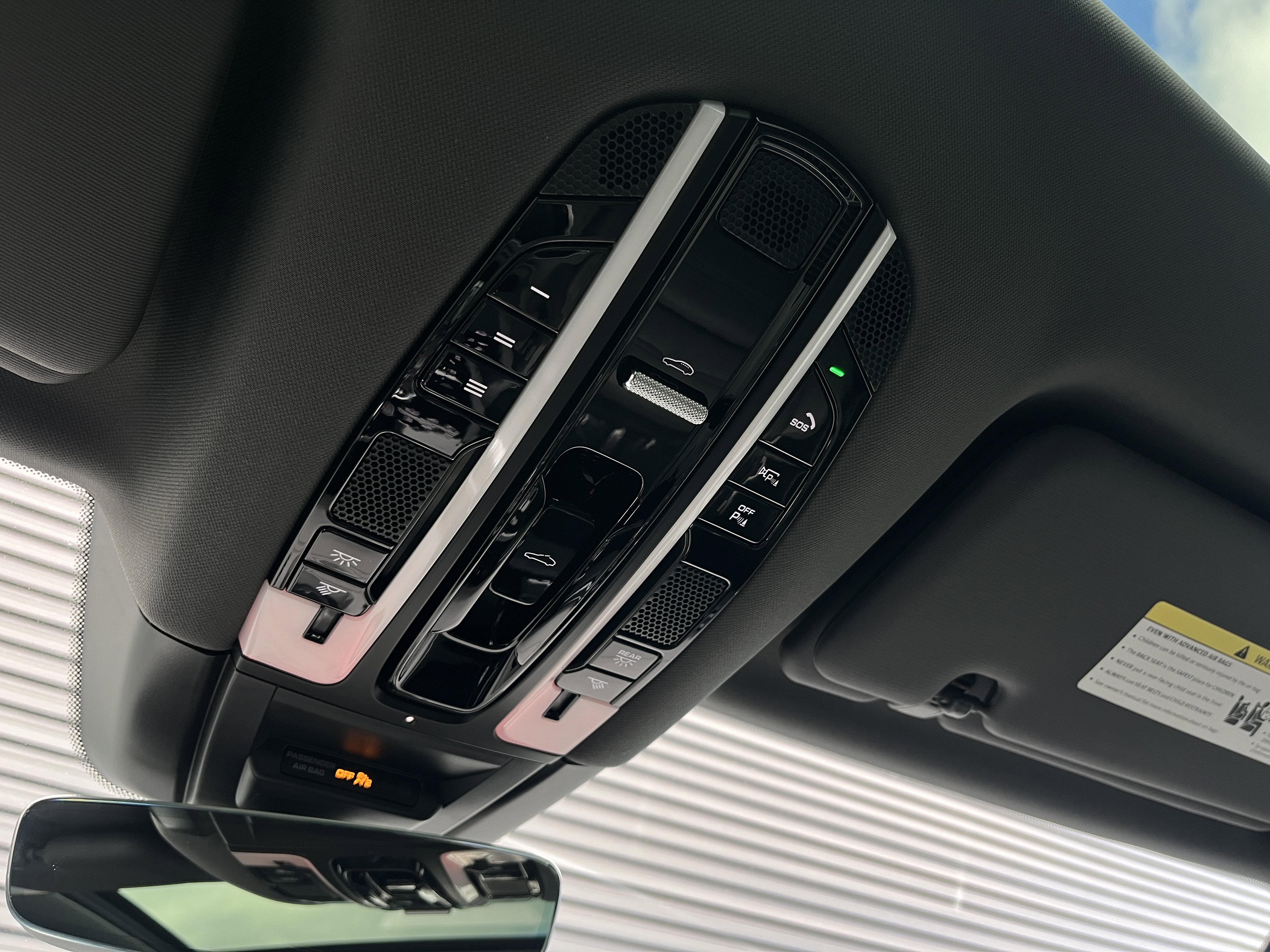 Certified 2022 Porsche Cayenne Platinum Edition image 36