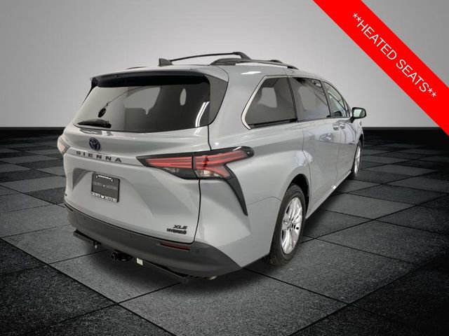 Used 2022 Toyota Sienna XLE Woodland Edition image 6