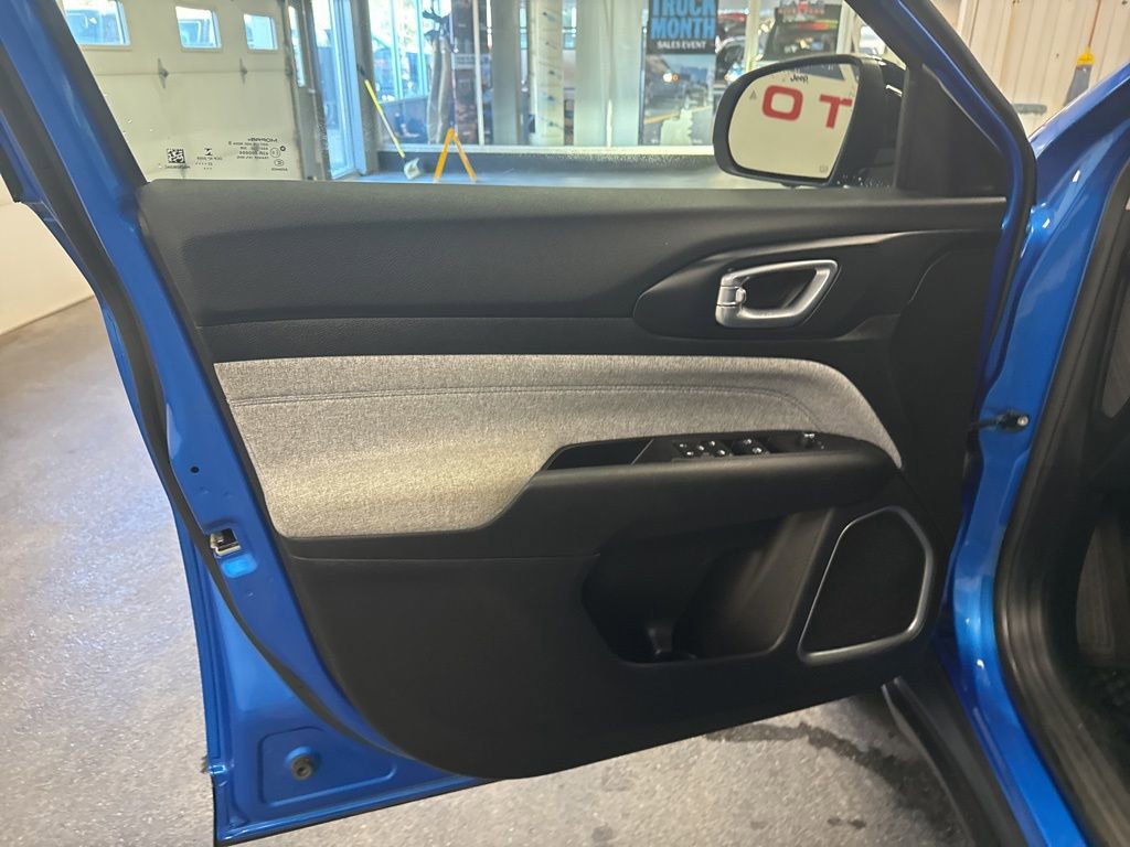 Used 2022 Jeep Compass Latitude w/ Convenience Group image 16