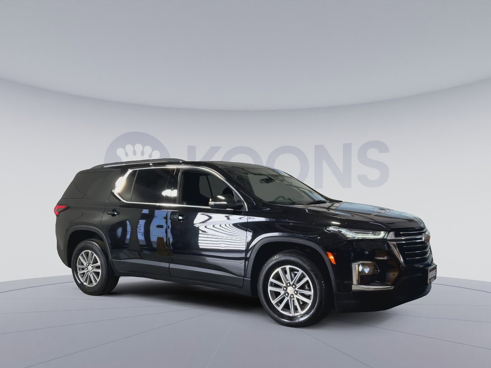 Used 2023 Chevrolet Traverse LT image 2
