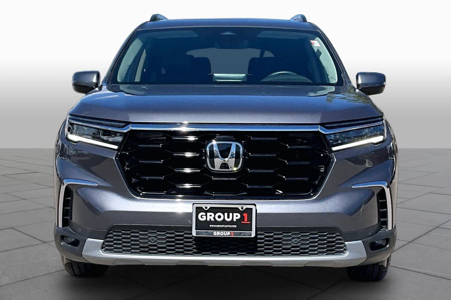 Used 2025 Honda Pilot Touring image 4
