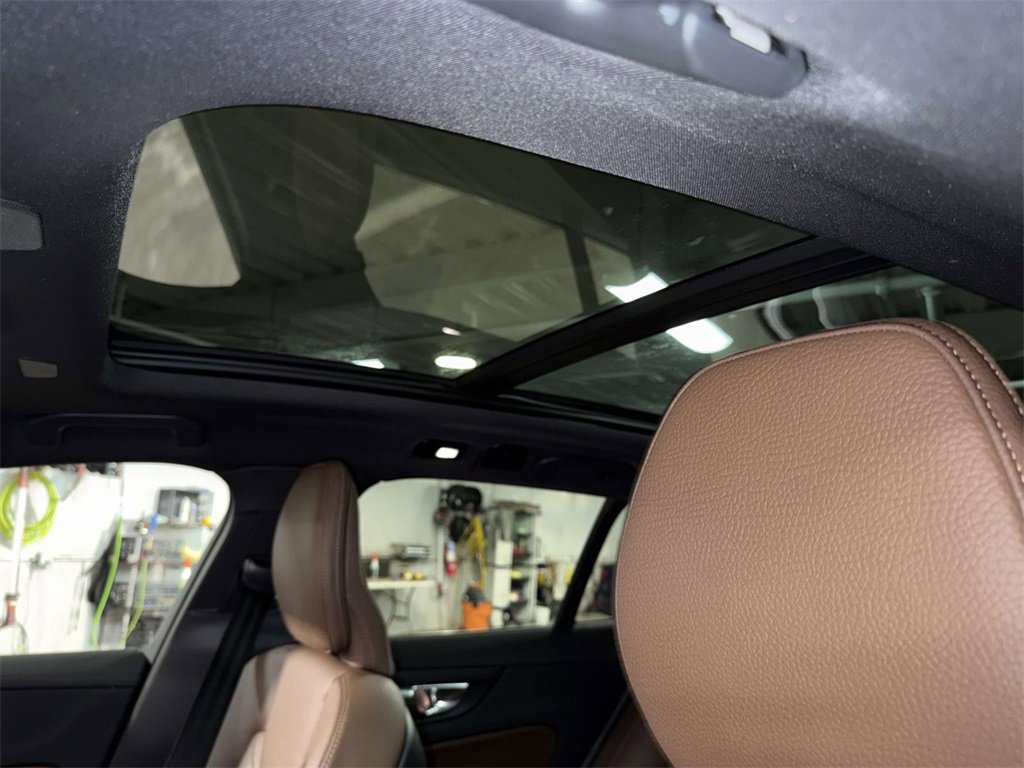 Used 2025 Volvo V60 B5 Cross Country Plus image 22
