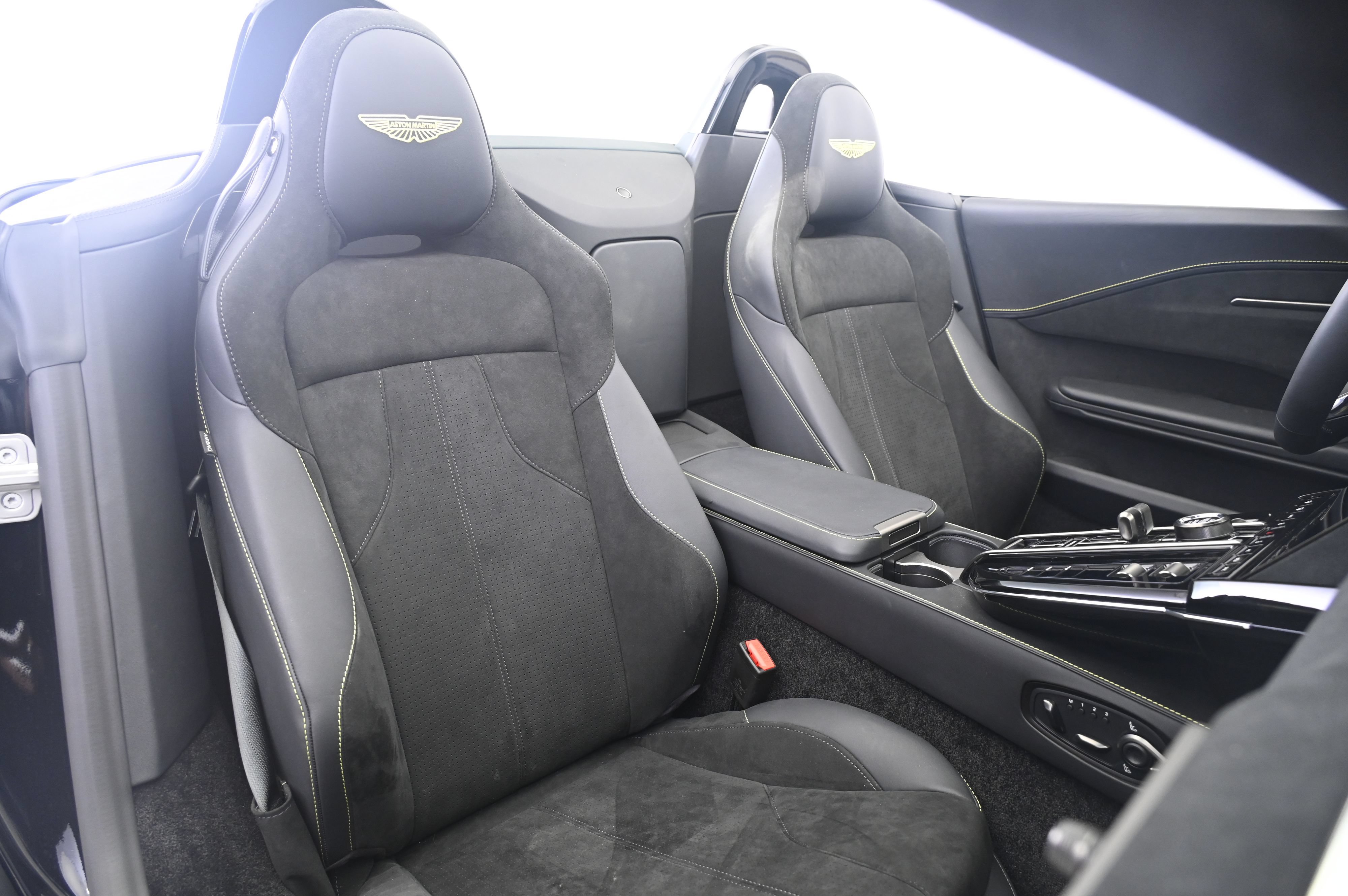 Used 2026 Aston Martin V8 Vantage Coupe RWD image 23