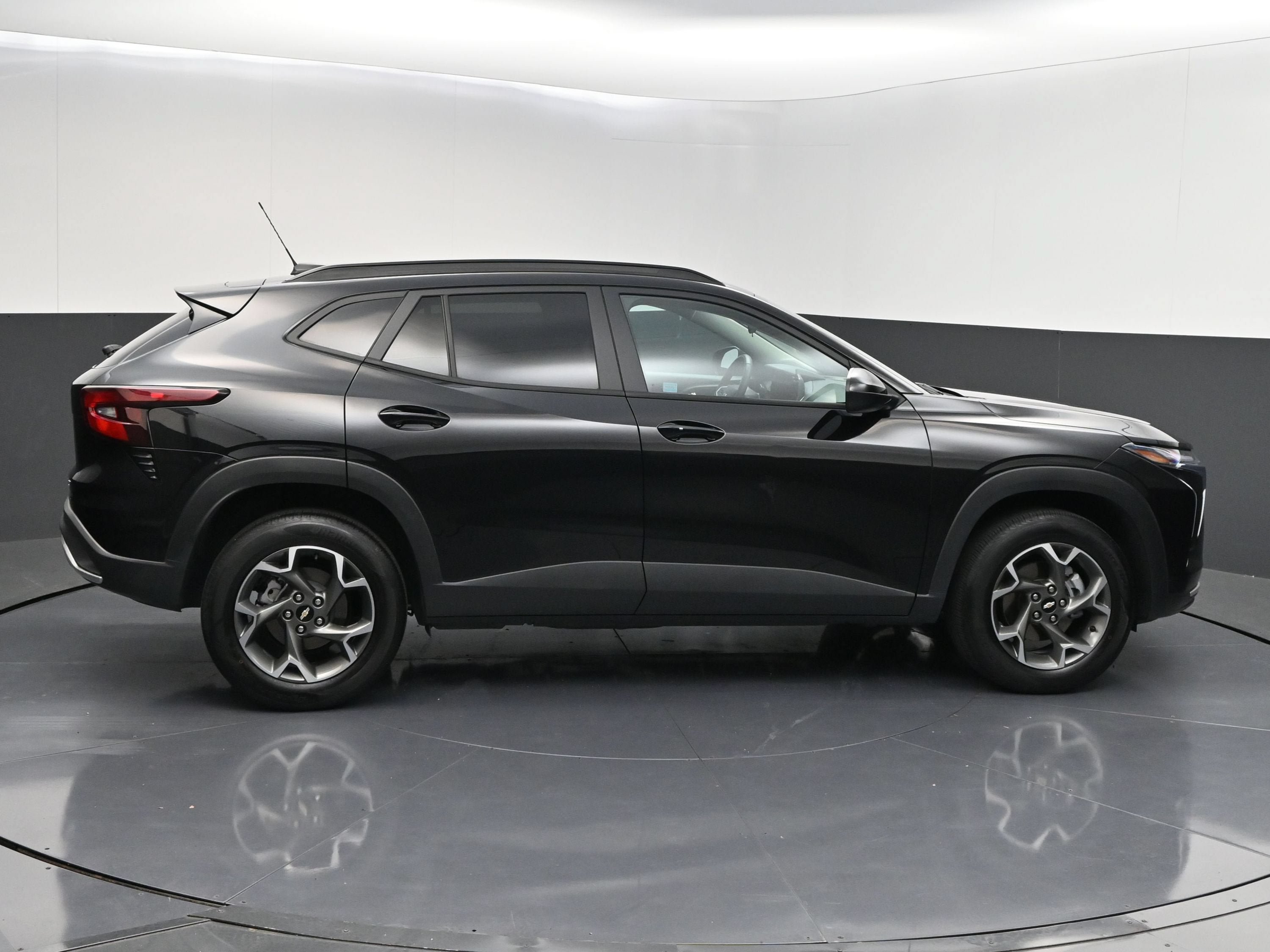 Used 2025 Chevrolet Trax LT w/ LT Convenience Package FWD image 8