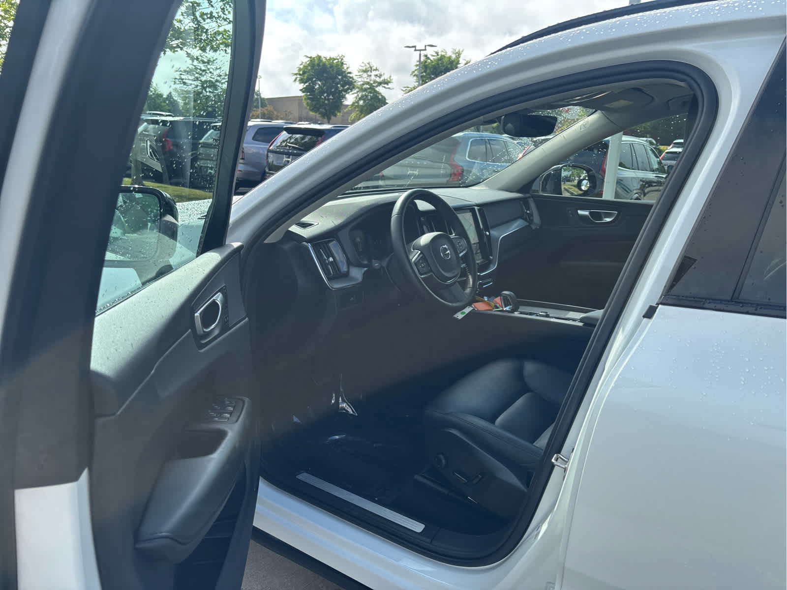 Used 2024 Volvo XC60 B5 Core AWD/4WD image 13