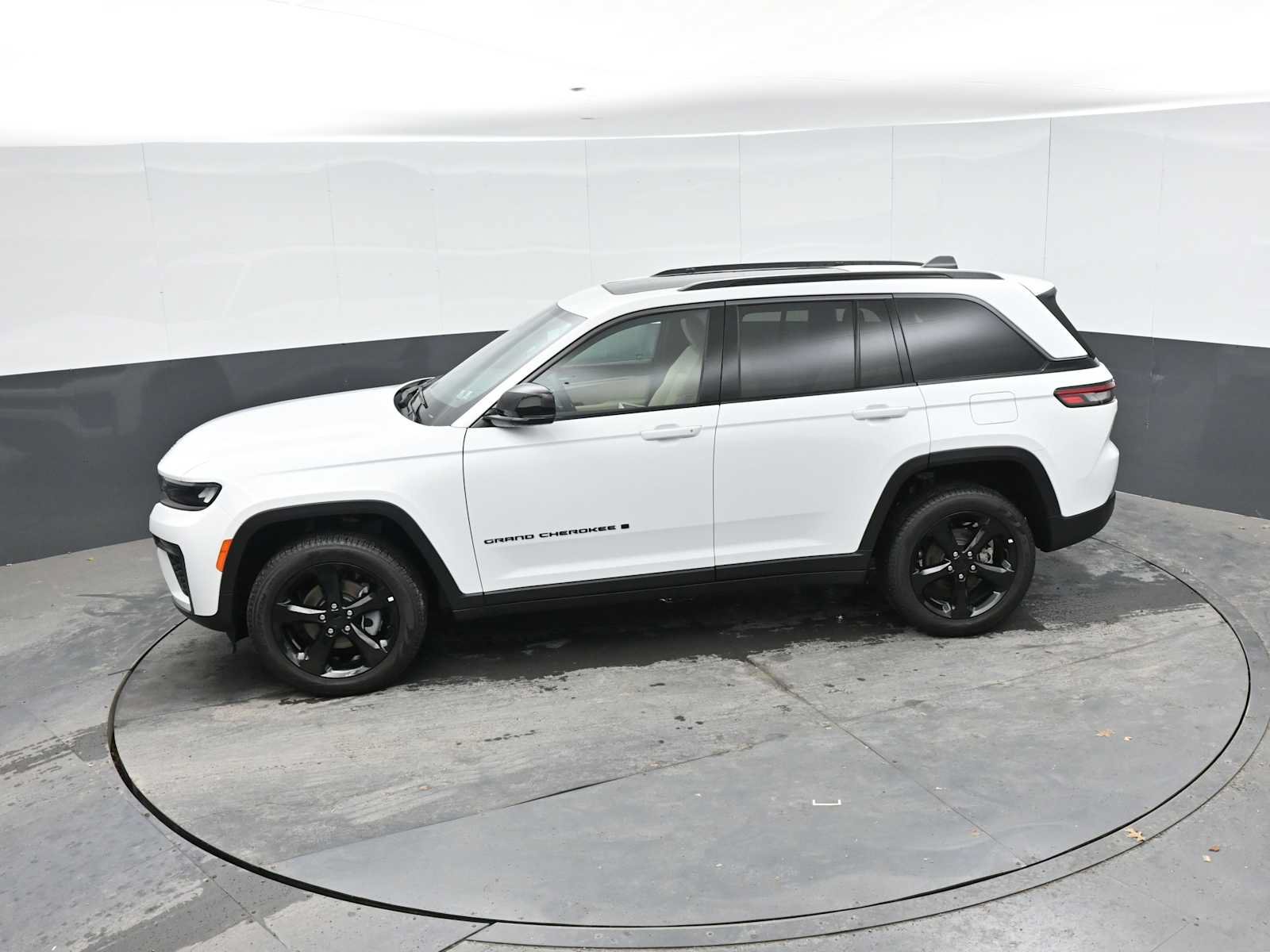 Used 2026 Jeep Grand Cherokee Limited w/ Limited Altitude Package AWD/4WD image 14