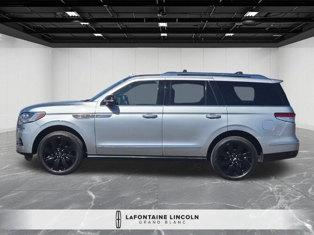 Used 2023 Lincoln Navigator Reserve AWD/4WD image 2