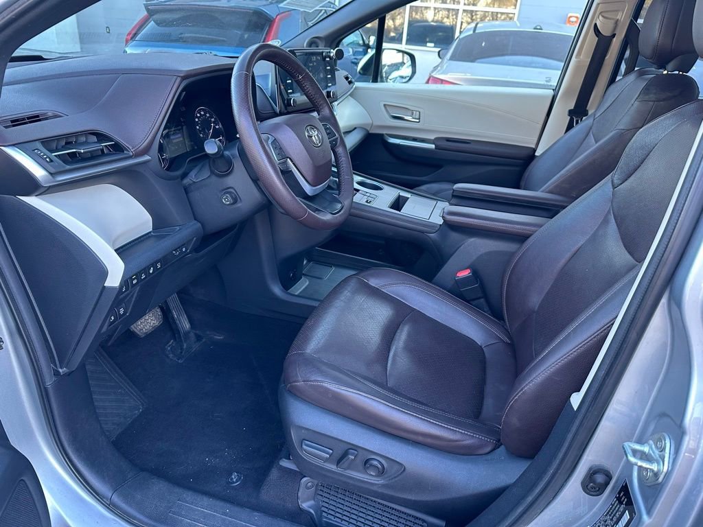 Used 2022 Toyota Sienna Platinum image 12