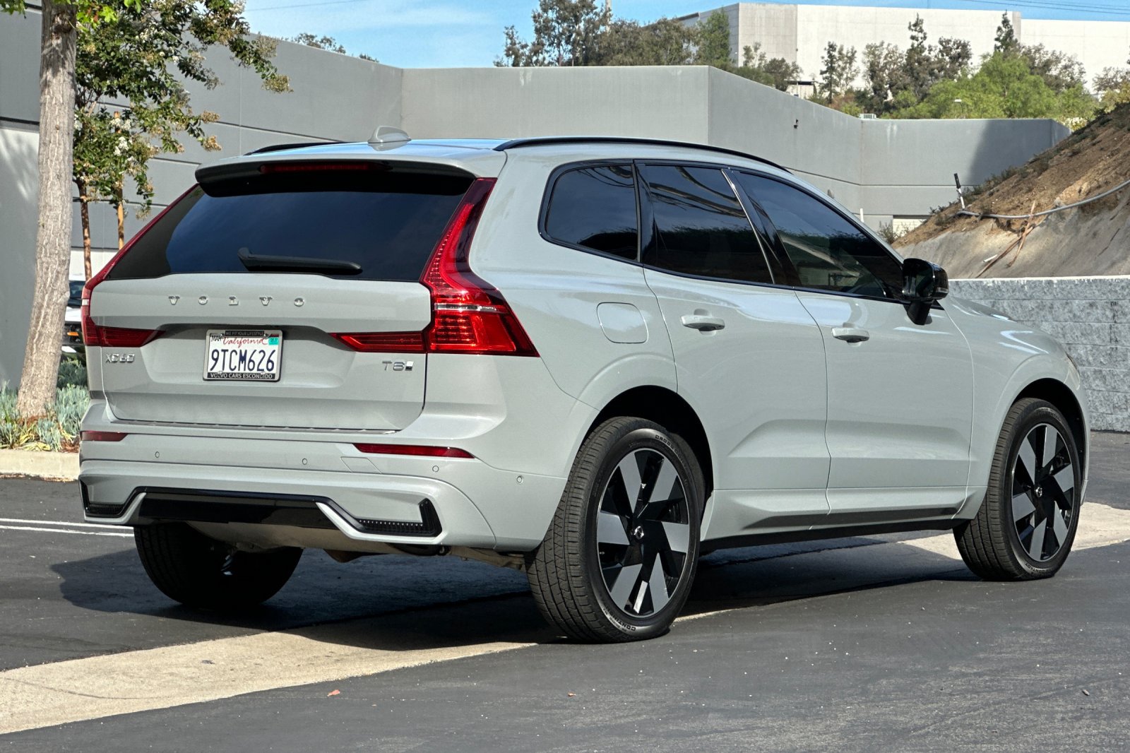 Certified 2025 Volvo XC60 T8 Plus w/ Protection Package Premier AWD/4WD image 4