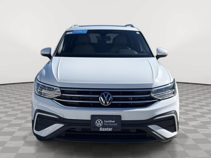 Certified 2024 Volkswagen Tiguan SE w/ Panoramic Sunroof Package AWD/4WD image 3