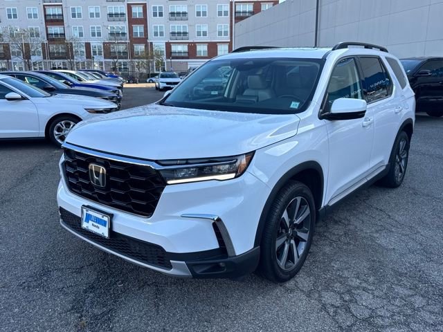 Used 2024 Honda Pilot Touring image 1