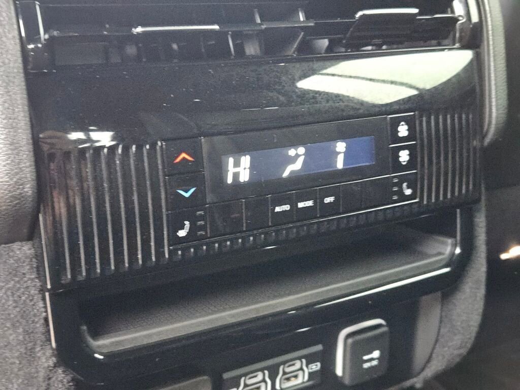 Used 2023 Jeep Wagoneer Series III w/ Preferred Equipment Group image 19