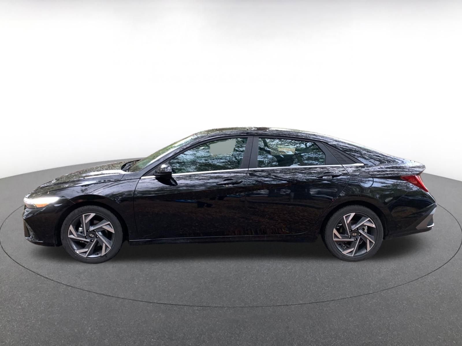 Used 2025 Hyundai Elantra SEL image 4