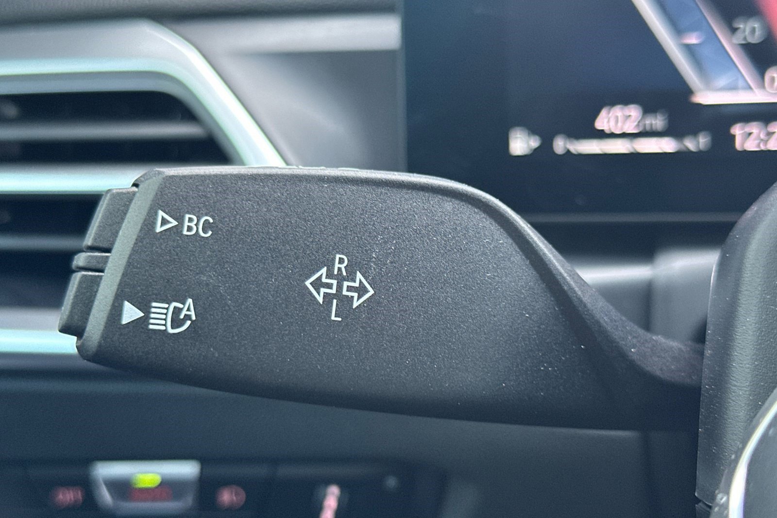 Used 2025 BMW 330i Sedan w/ Convenience Package image 32