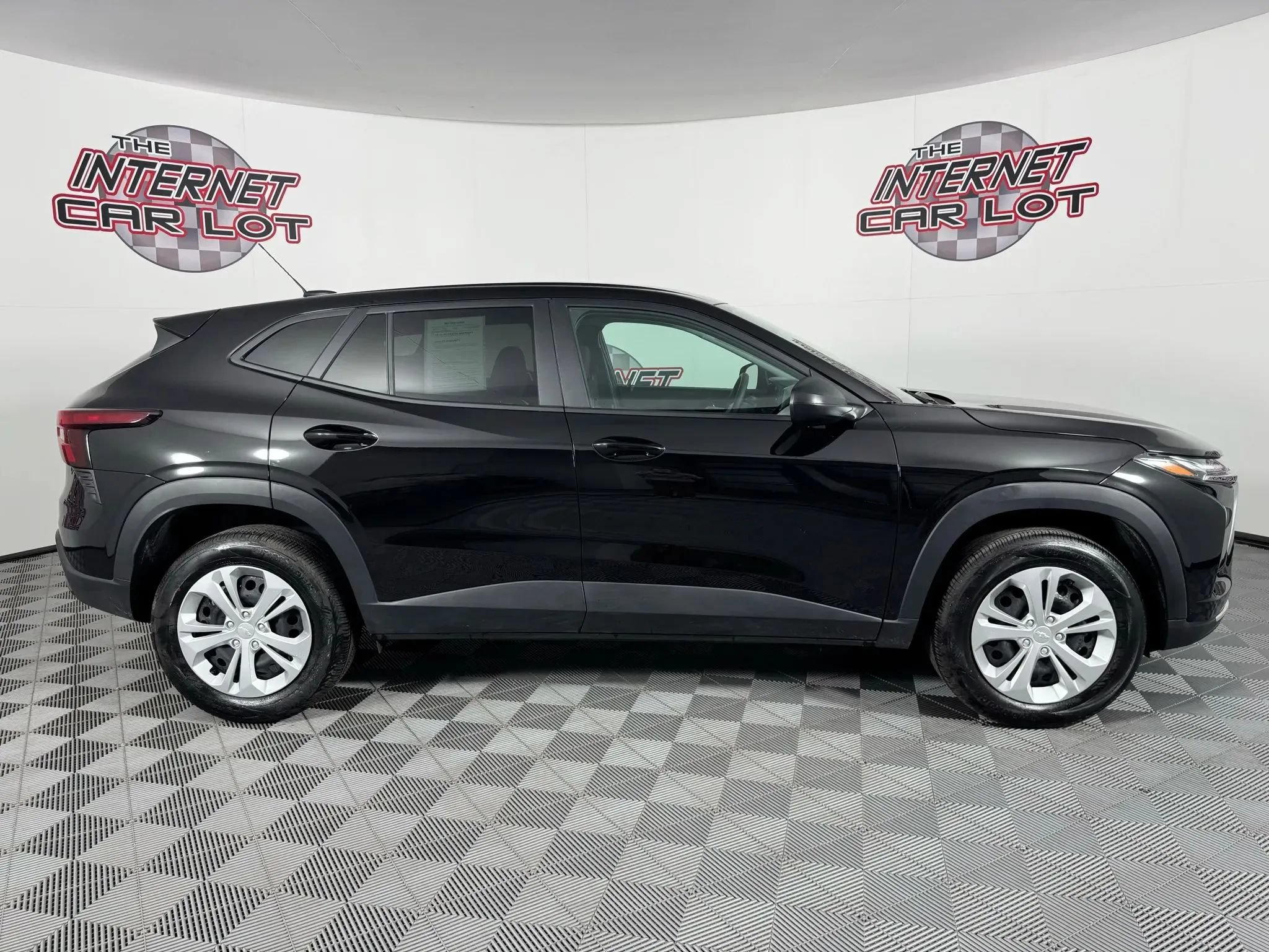 Used 2025 Chevrolet Trax LS FWD image 8
