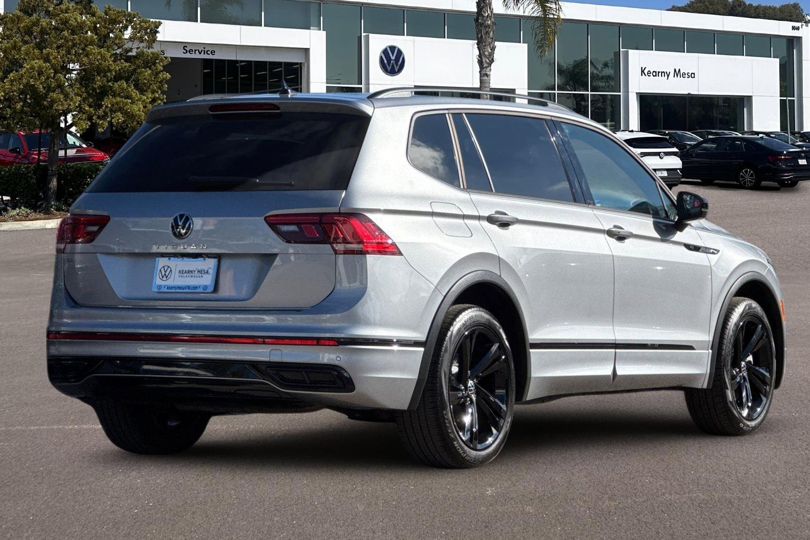 Used 2023 Volkswagen Tiguan SE R-Line image 4