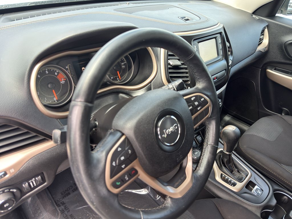 Used 2017 Jeep Cherokee Latitude w/ Safety/Convenience Group AWD/4WD image 10