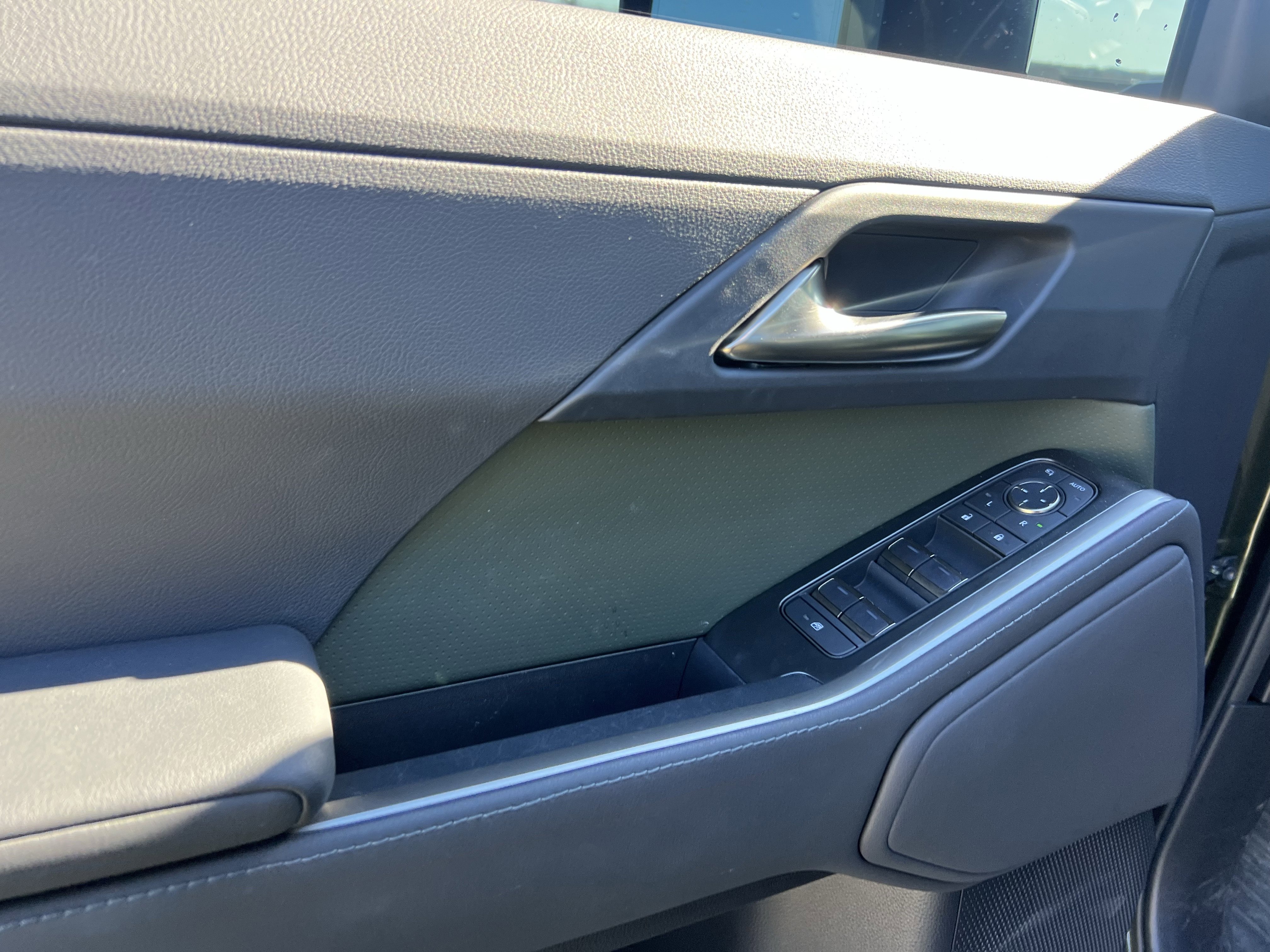 Used 2025 Lexus GX 550 w/ Accessory Package (32) image 12