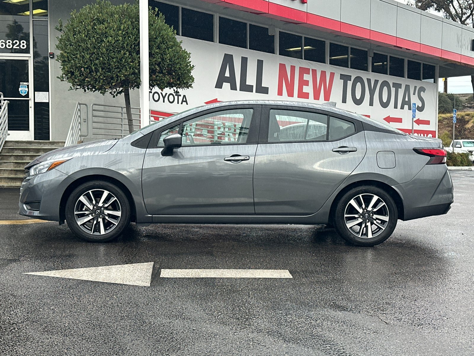 Used 2025 Nissan Versa SV FWD image 2
