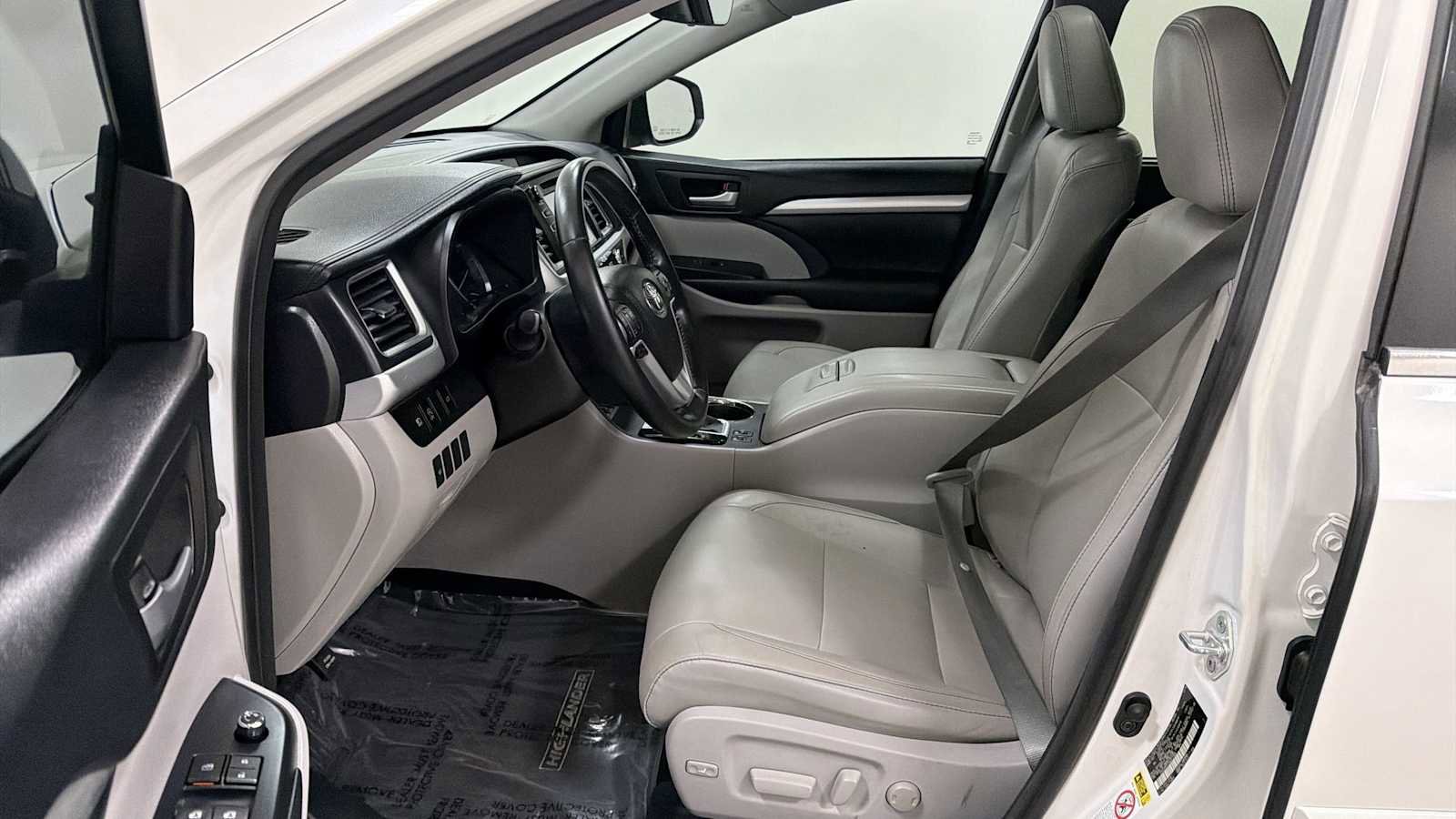 Used 2017 Toyota Highlander XLE image 13