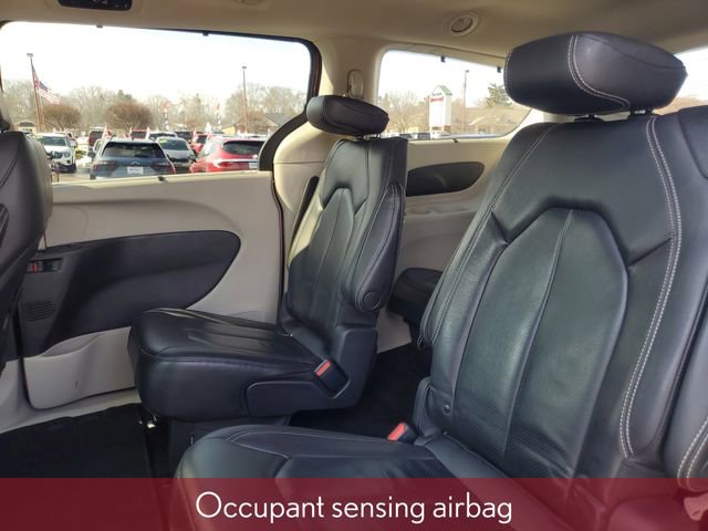 Used 2022 Chrysler Pacifica Touring-L image 39
