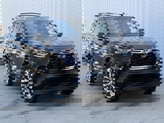 Used 2023 Toyota Highlander Limited image 2