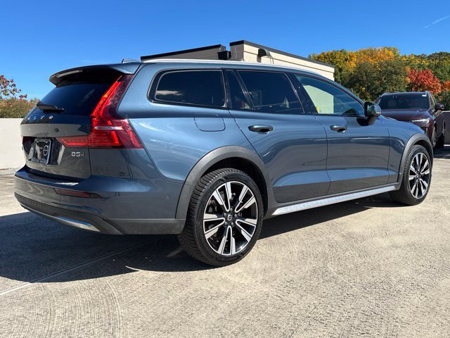 Certified 2024 Volvo V60 B5 Cross Country Ultimate w/ Protection Package Premier AWD/4WD image 9