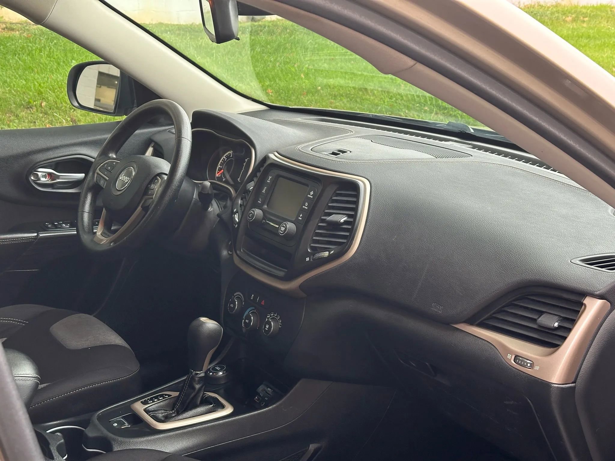 Used 2014 Jeep Cherokee Sport image 25