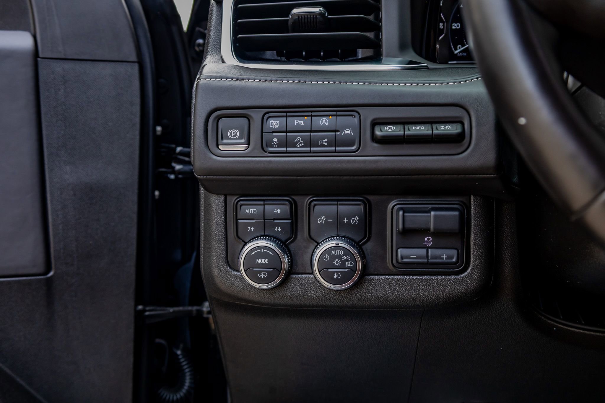 Used 2024 GMC Yukon Denali Ultimate AWD/4WD image 22
