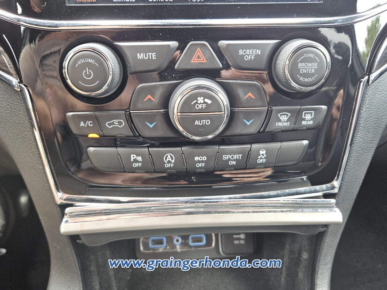 Used 2020 Jeep Grand Cherokee Overland AWD/4WD image 17
