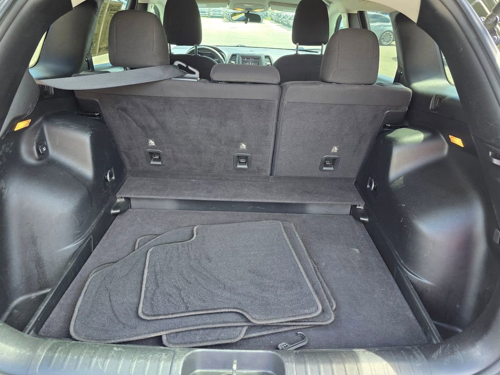 Certified 2019 Jeep Cherokee Latitude w/ Popular Appearance Group image 39