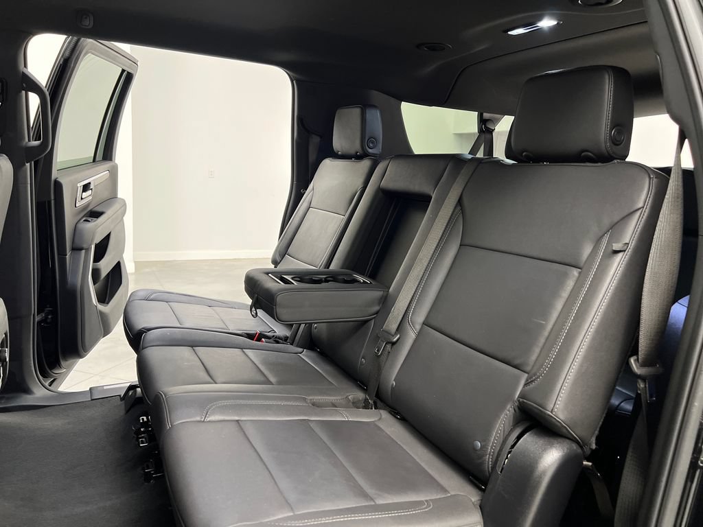 Used 2025 Chevrolet Suburban LT RWD image 16