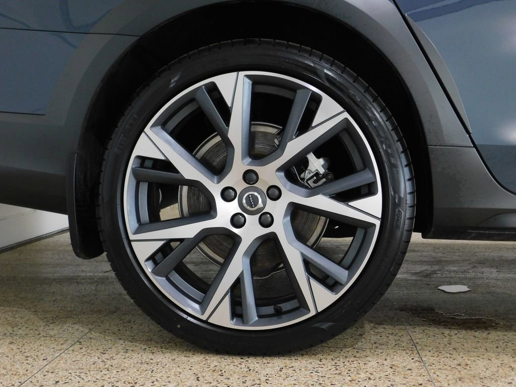 Used 2026 Volvo V90 B6 Cross Country Ultra image 97