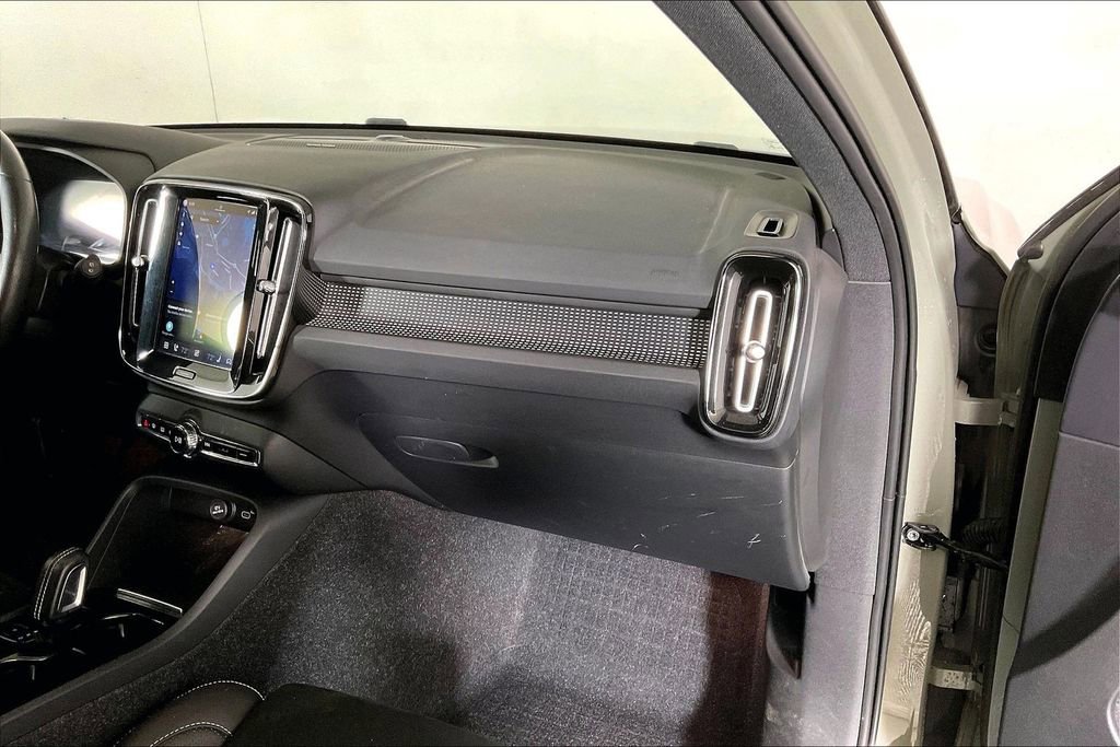 Used 2021 Volvo XC40 P8 Recharge image 16