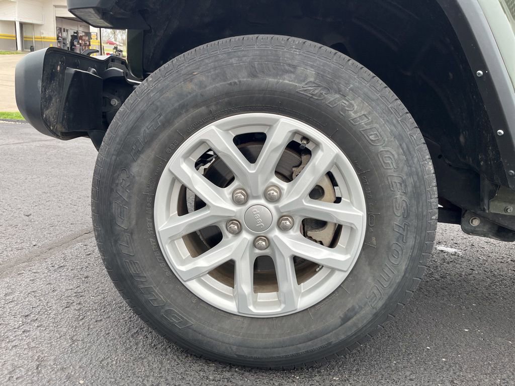 Used 2023 Jeep Gladiator Sport image 9