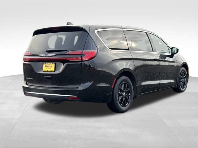Used 2024 Chrysler Pacifica Touring-L image 7