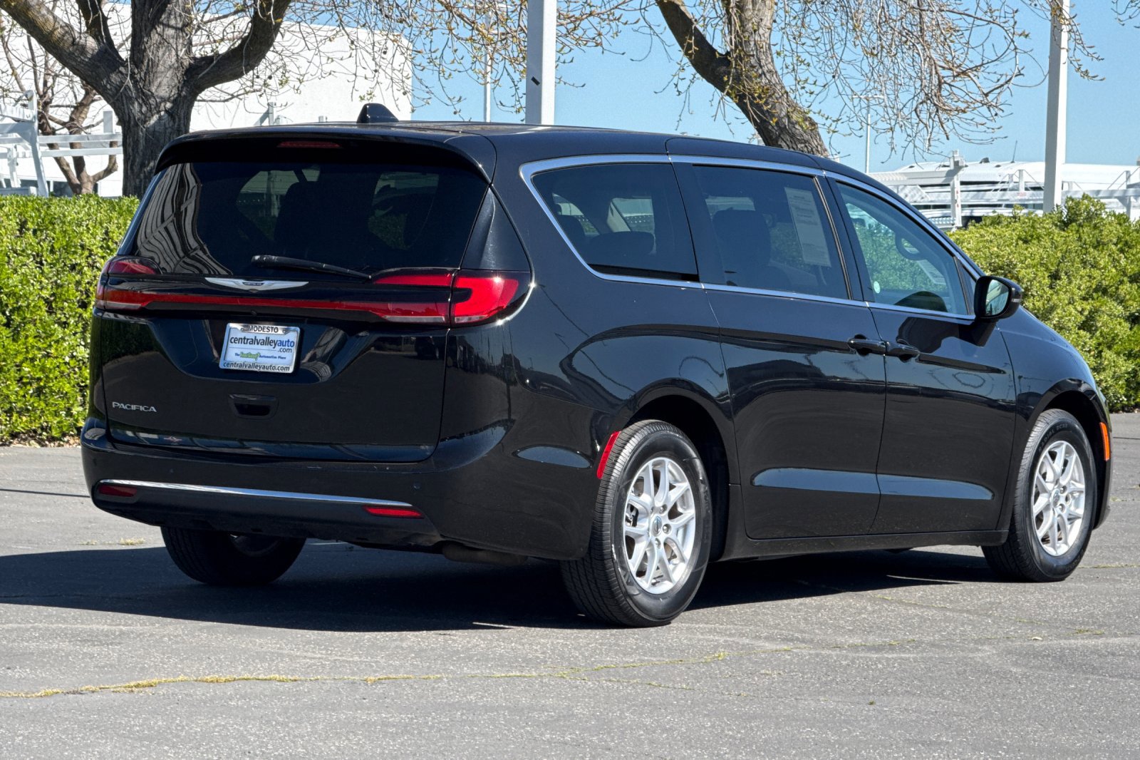 Certified 2023 Chrysler Pacifica Touring-L image 4