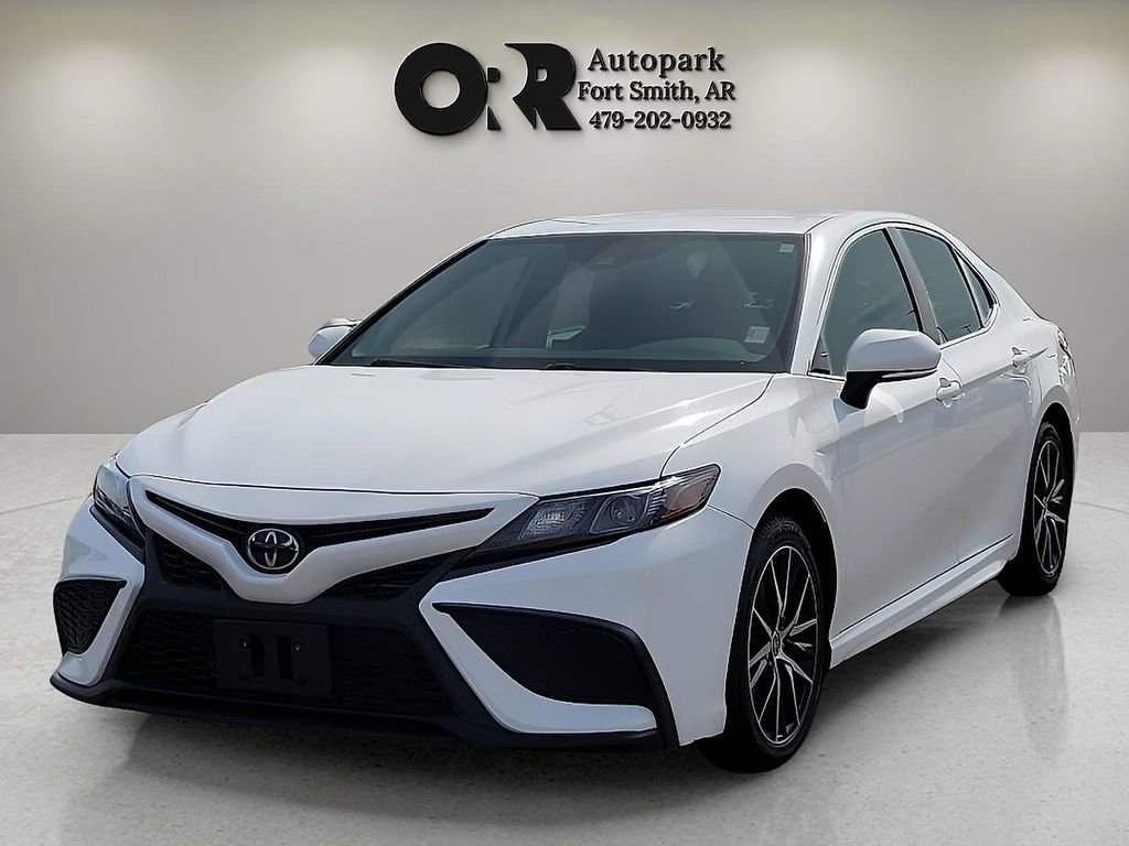 Used 2024 Toyota Camry SE image 2