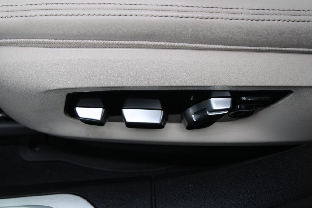 Used 2021 BMW 740i w/ M Sport Package RWD image 17