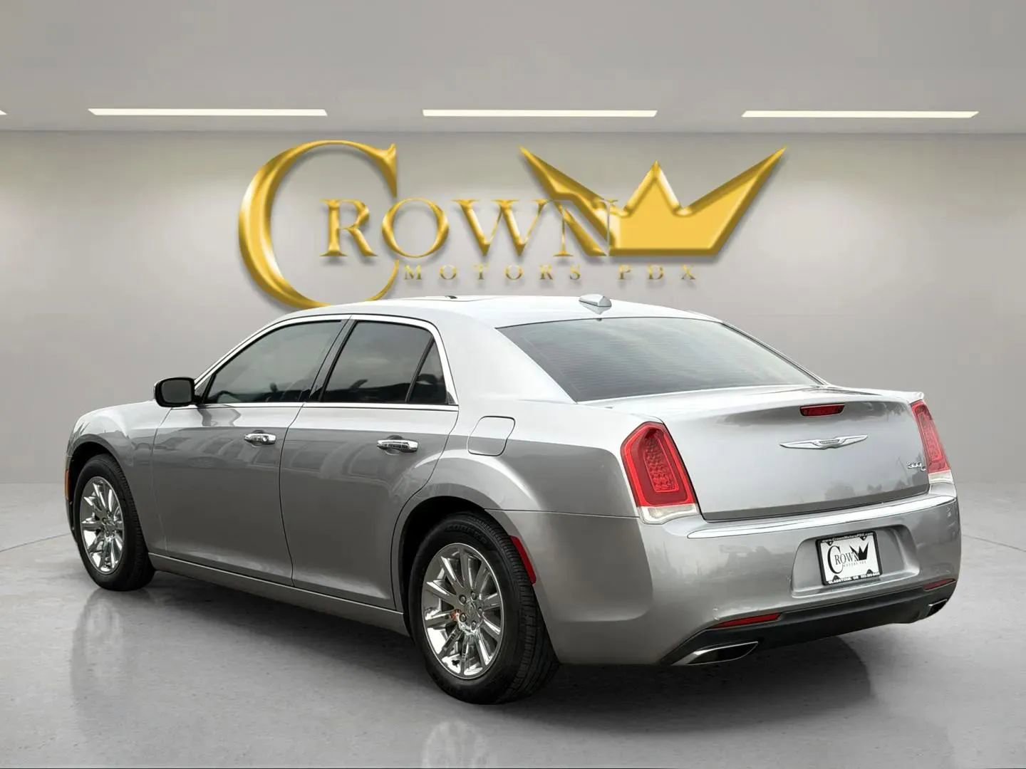 Used 2016 Chrysler 300 C image 9