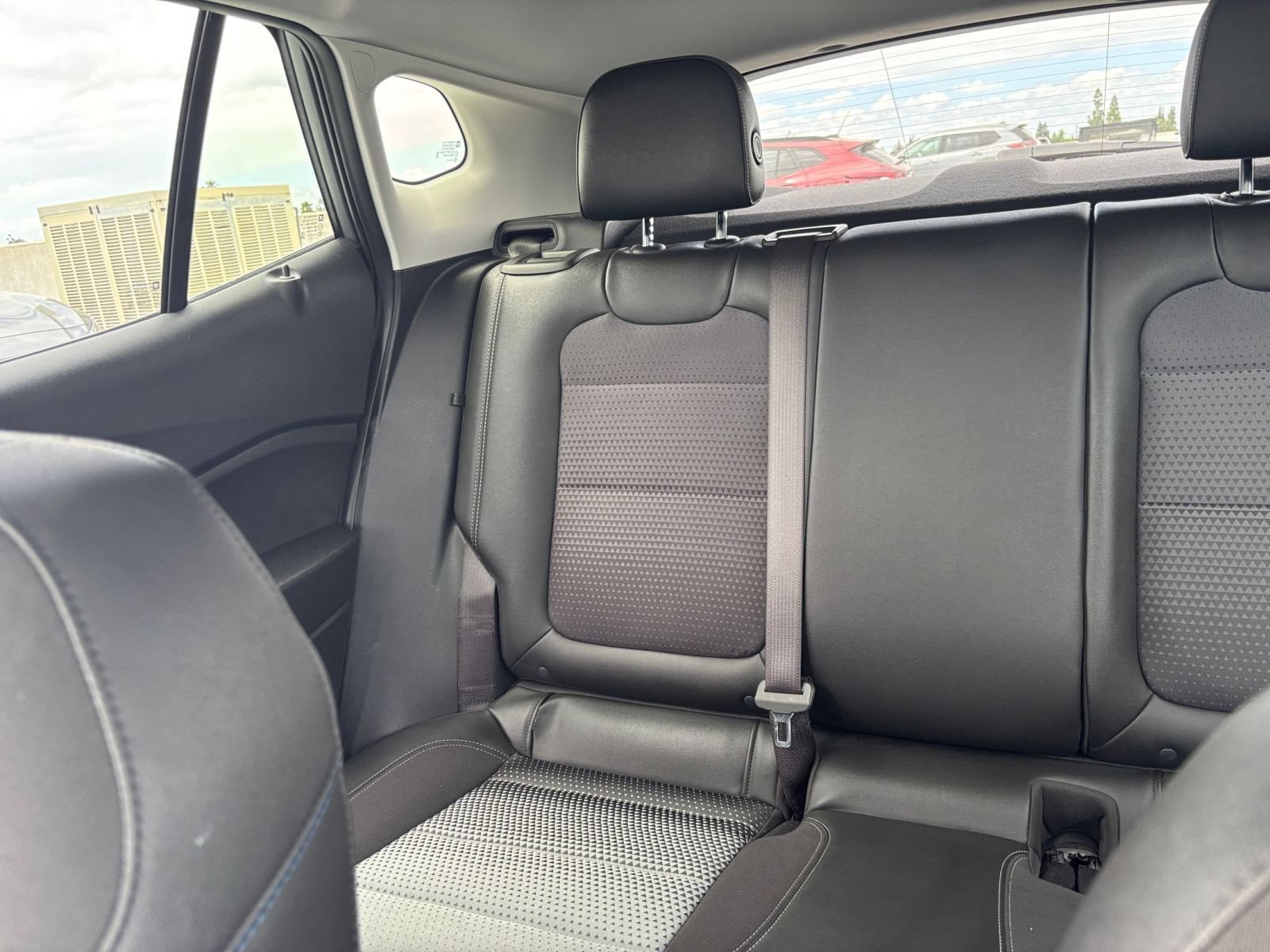 Used 2025 Chevrolet Trax LT FWD image 37