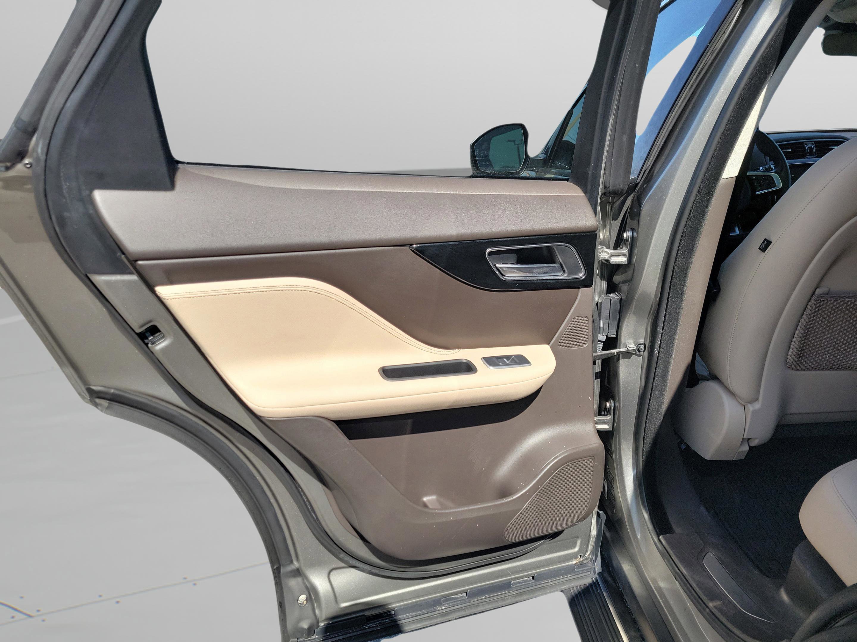 Used 2020 Jaguar F-PACE Prestige image 26