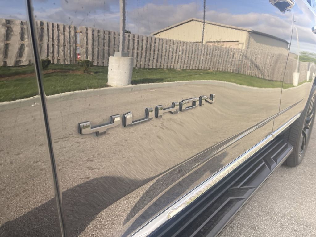 Used 2024 GMC Yukon SLT w/ SLT Luxury Package image 4