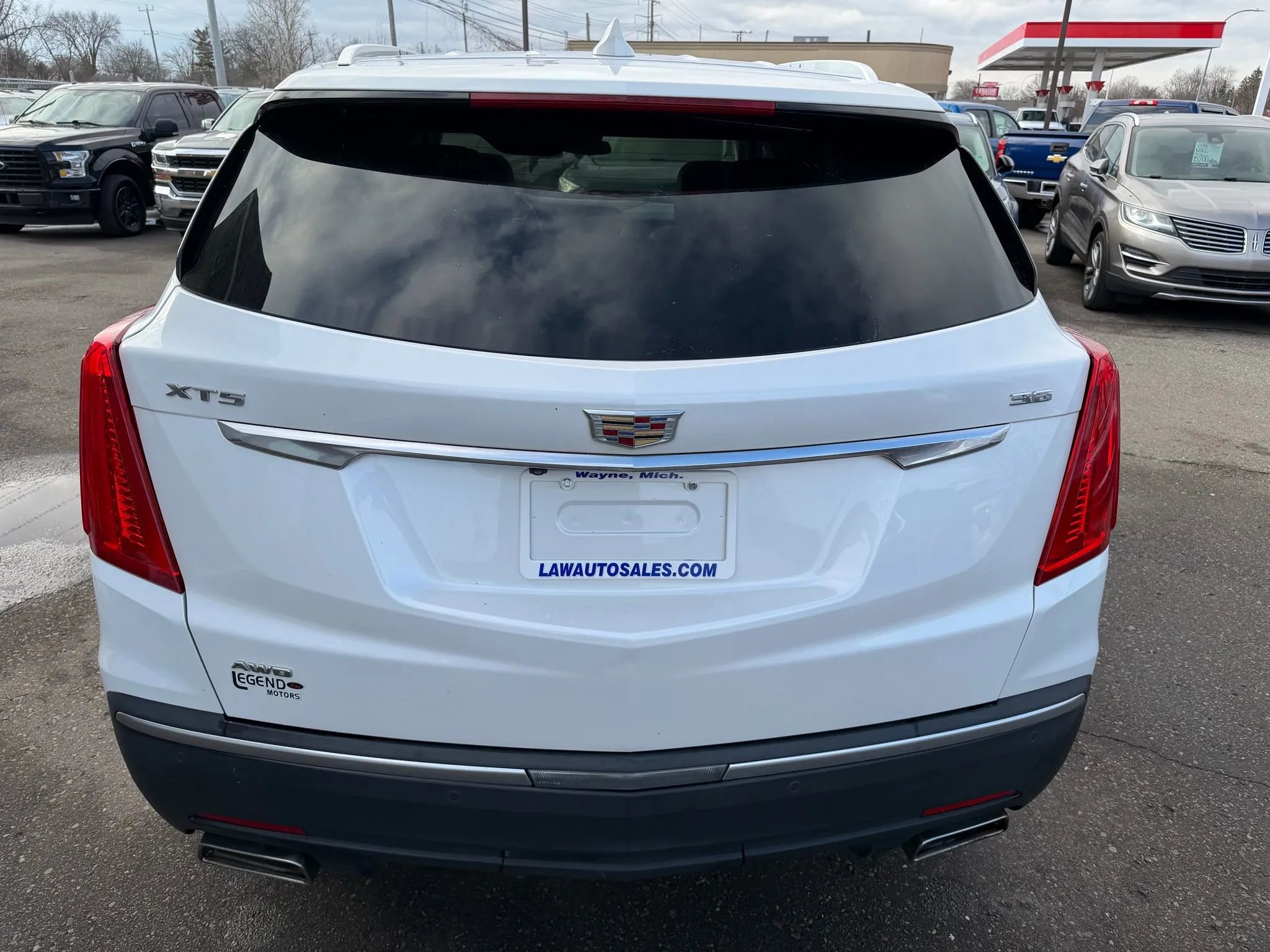 Used 2017 Cadillac XT5 Luxury w/ Driver Awareness Package image 4