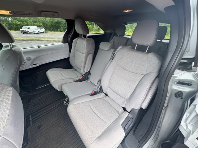 Used 2025 Toyota Sienna LE AWD/4WD image 13