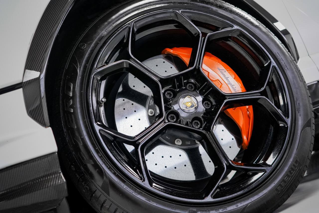 Used 2023 Lamborghini Urus Performante AWD/4WD image 9