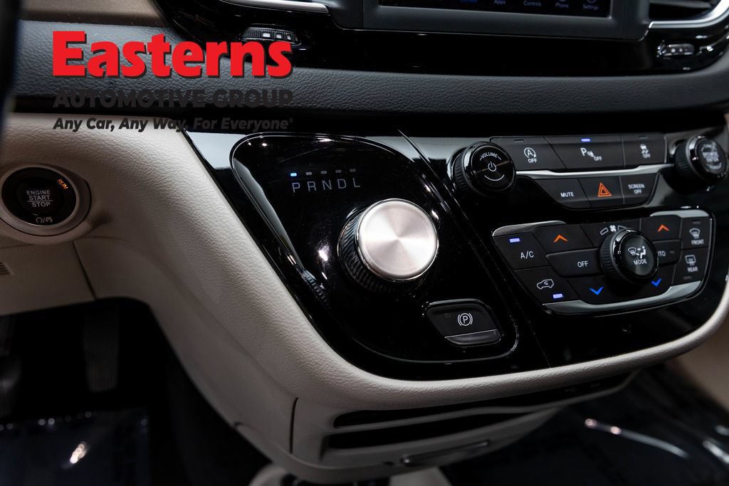 Used 2019 Chrysler Pacifica Touring-L FWD image 12