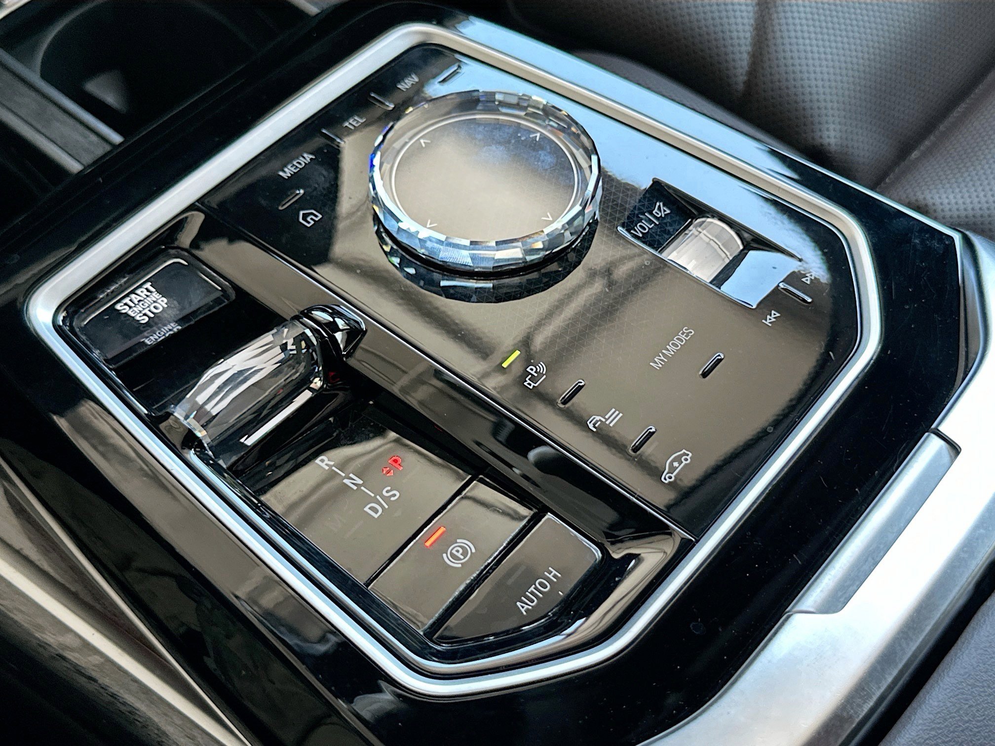 Used 2023 BMW 740i w/ Parking Assistance Package image 17